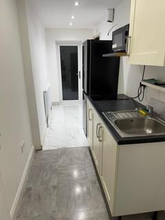 1 bedroom in a flat share to rent, Edenhall Close, Romford RM3
