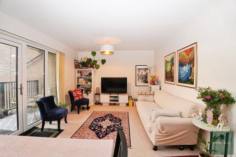 3 bedroom flat for sale, Clarence Avenue, Ilford, IG2