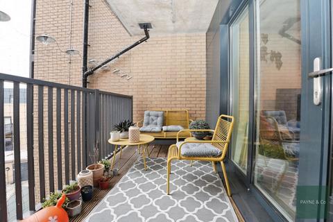 3 bedroom flat for sale, Clarence Avenue, Ilford, IG2