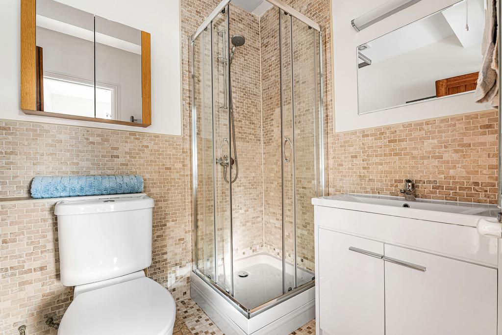 Bed 1 en suite.JPG