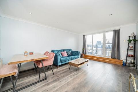 2 bedroom flat to rent, Newport Avenue, London E14