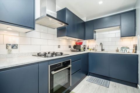 2 bedroom flat to rent, Newport Avenue, London E14