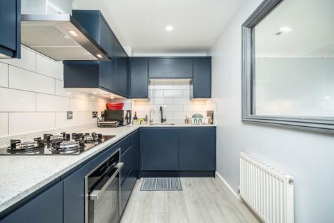 2 bedroom flat to rent, Newport Avenue, London E14