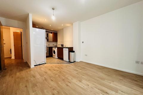 2 bedroom apartment to rent, City South, City Road East, Manchester