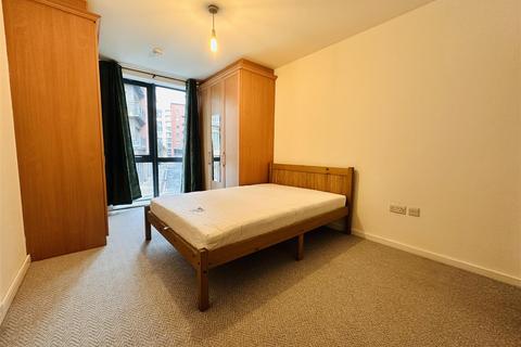 2 bedroom apartment to rent, City South, City Road East, Manchester