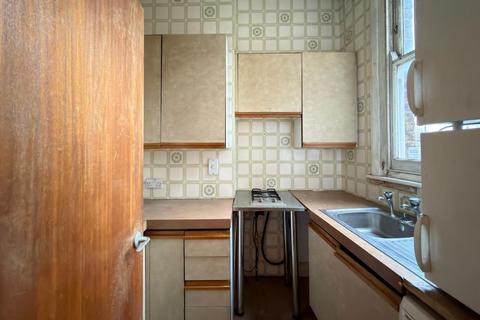 1 bedroom flat for sale, 11D Crogsland Road, Chalk Farm, London, NW1 8AY