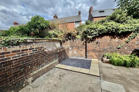 2 bedroom end of terrace house to rent, Blenheim Avenue, Barnsley