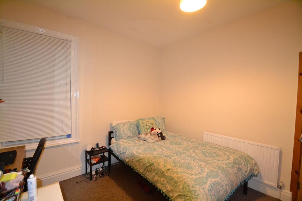 Bright, simply furnished double bedroom with pa...