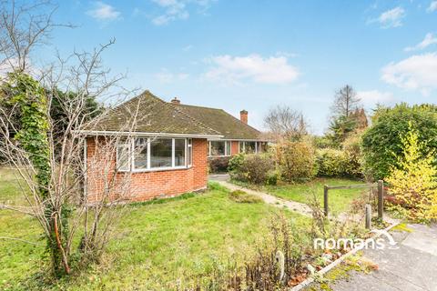 3 bedroom bungalow to rent, Knowle Close, Caversham, Reading, RG4