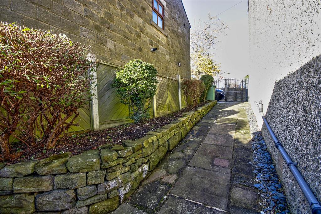 Side garden/walkway