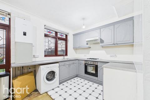 3 bedroom terraced house for sale, Hainault Road, Romford, RM5 3AR