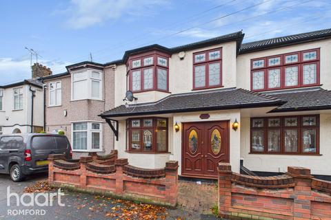 3 bedroom terraced house for sale, Hainault Road, Romford, RM5 3AR