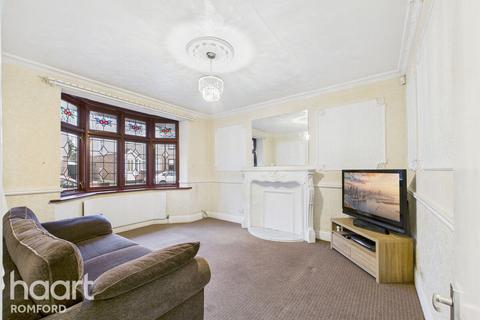 3 bedroom terraced house for sale, Hainault Road, Romford, RM5 3AR