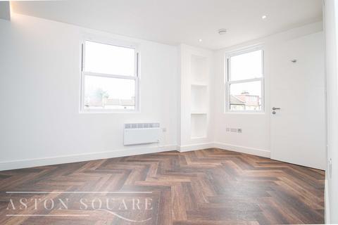 Studio to rent, Cobbold Road, London, E11