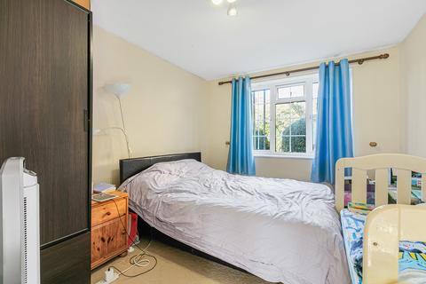 3 bedroom apartment for sale, Robin Way, Staines-upon-Thames, Surrey, TW18
