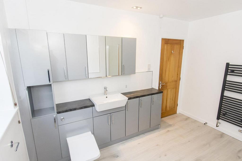 Bathroom (Photo 2)