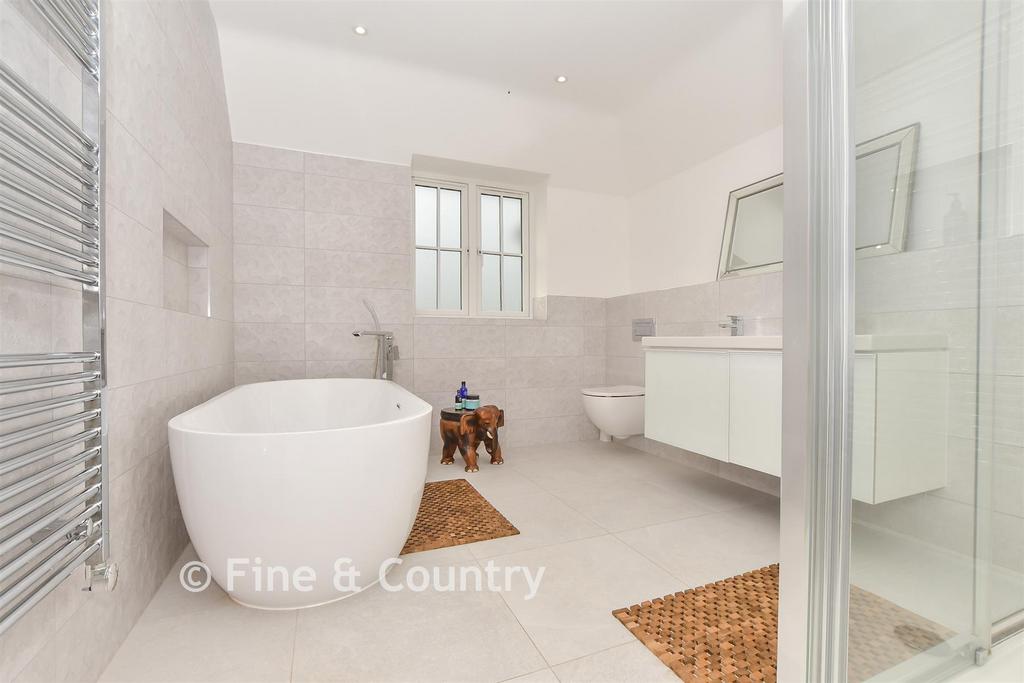 En Suite Bath/Shower Room