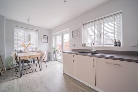 3 bedroom end of terrace house for sale, Mount Close, Cheswick Green, B90