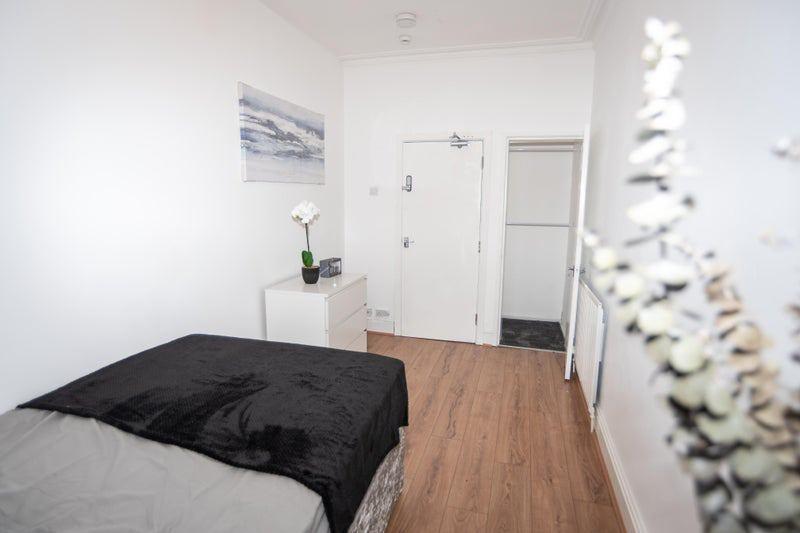 Bright, simply furnished single bedroom with ne...
