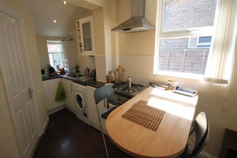 2 bedroom flat to rent, Livingstone Road, Walthamstow, London