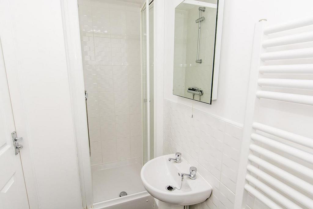 En-Suite Shower Room Photo Two