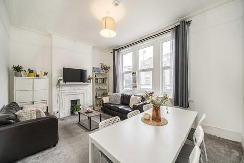 4 bedroom flat to rent, Tooting High Street, London SW17