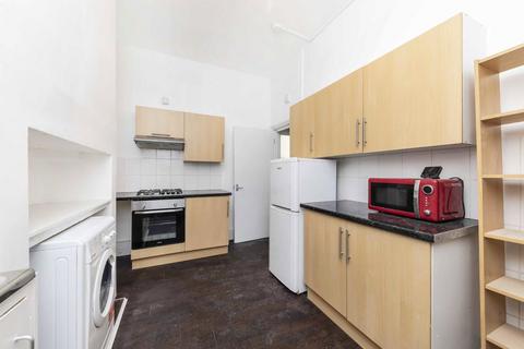 4 bedroom flat to rent, Tooting High Street, London SW17