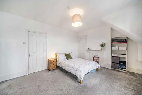 4 bedroom flat to rent, Tooting High Street, London SW17