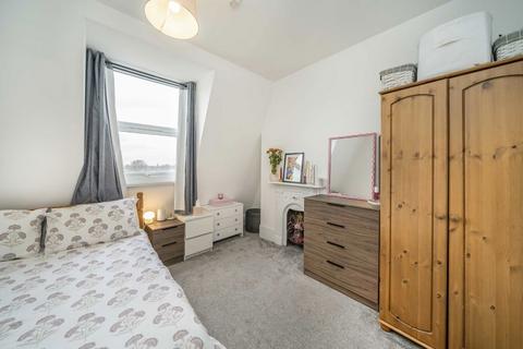 4 bedroom flat to rent, Tooting High Street, London SW17