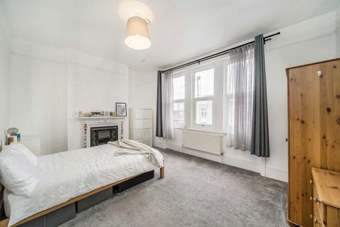 4 bedroom flat to rent, Tooting High Street, London SW17
