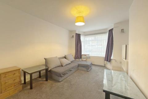 3 bedroom semi-detached house to rent, Greenford, UB6