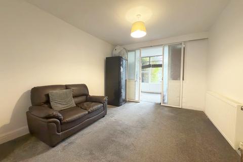 3 bedroom semi-detached house to rent, Greenford, UB6