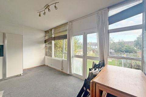 3 bedroom semi-detached house to rent, Greenford, UB6