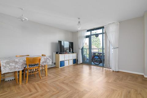 2 bedroom flat for sale, The Roundway, London