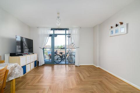 2 bedroom flat for sale, The Roundway, London