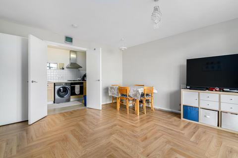2 bedroom flat for sale, The Roundway, London