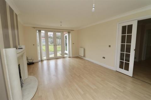 4 bedroom detached house to rent, Willow Drive, Brough