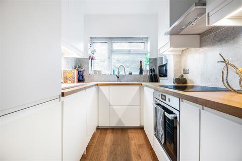 2 bedroom maisonette for sale, Nether Street, London N12