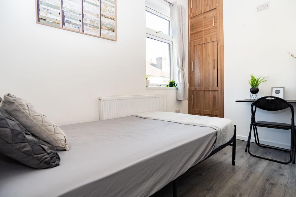 Bright, neatly presented single bedroom with a ...