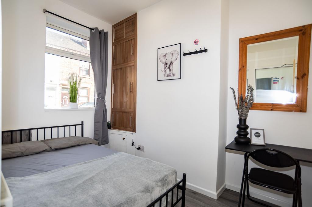 Bright, well-presented double bedroom with a co...