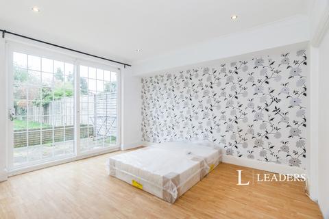 1 bedroom in a house share to rent, Elgar Avenue, Surbiton, KT5