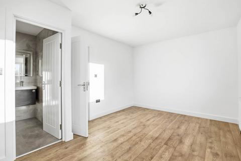 3 bedroom maisonette to rent, Castle Close, E9