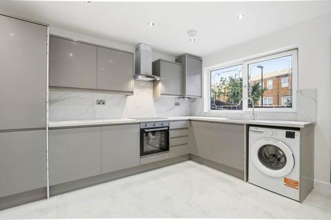 3 bedroom maisonette to rent, Castle Close, E9