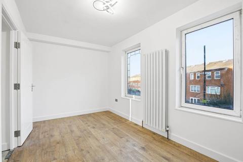 3 bedroom maisonette to rent, Castle Close, E9