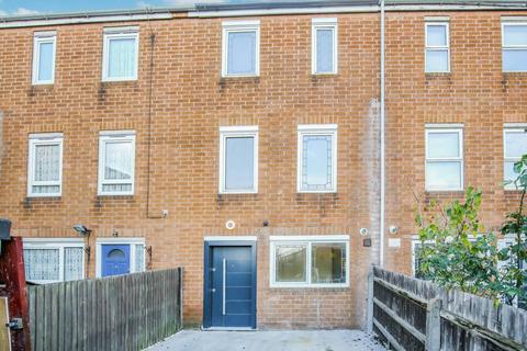 3 bedroom maisonette to rent, Castle Close, E9