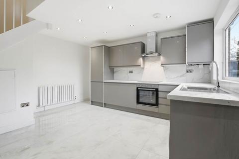 3 bedroom maisonette to rent, Castle Close, E9