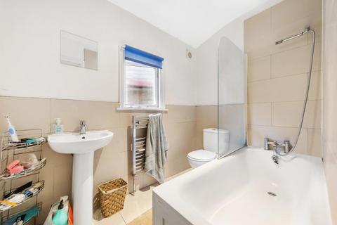 3 bedroom flat to rent, Jelf Road, London