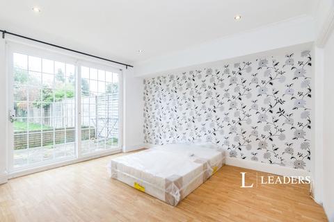 1 bedroom in a house share to rent, Elgar Avenue, Surbiton, KT5