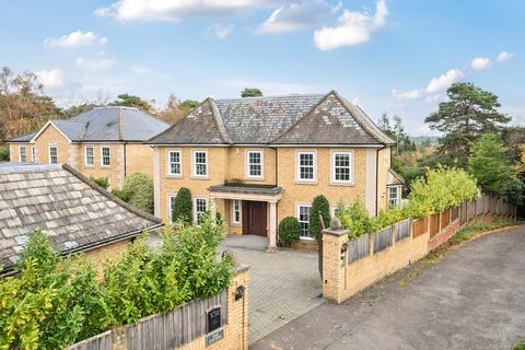 5 bedroom detached house to rent, Walkers Ridge, Camberley, GU15