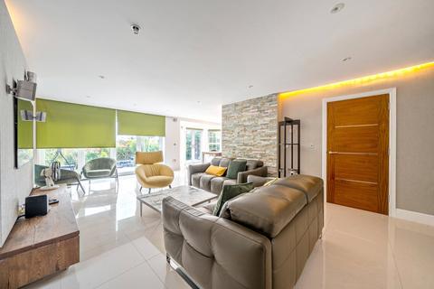 5 bedroom detached house to rent, Walkers Ridge, Camberley, GU15
